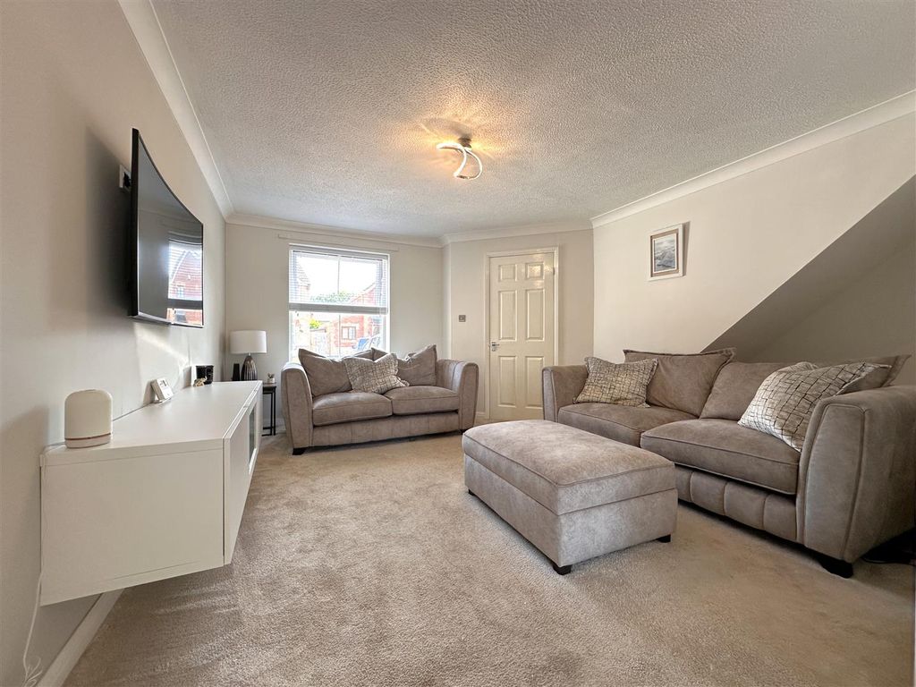 Property photo 2 of 17 Generous Lounge 219