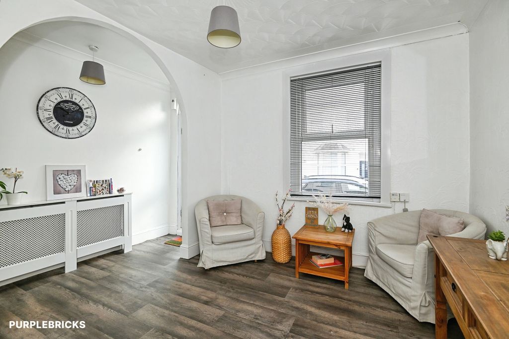 Property photo 3 of 17 Lounge