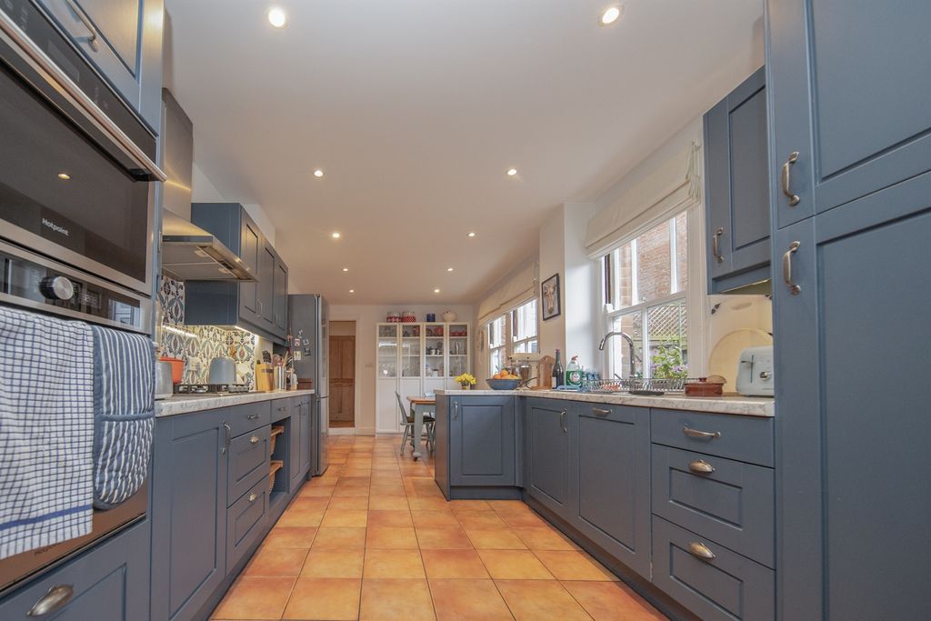 Property photo 2 of 25