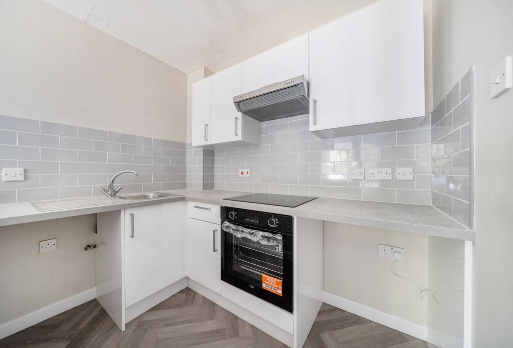 Property photo 3 of 10 Kitchen