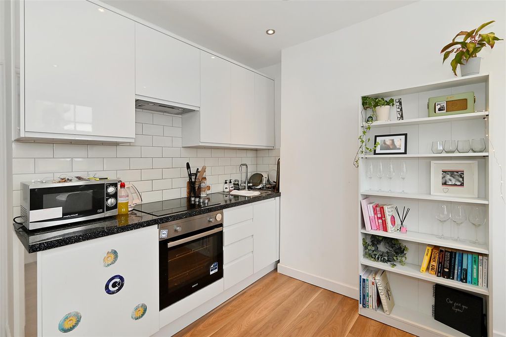 Property photo 3 of 6 Commercial-Road (6).Jpg