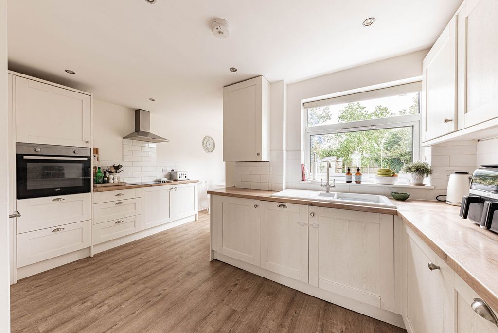 Property photo 3 of 22 Kitchen Breakfast Room (1)