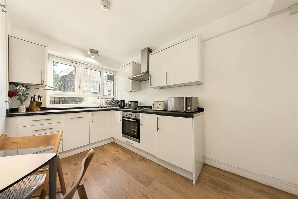 Property photo 2 of 13 Buxton Street, E1