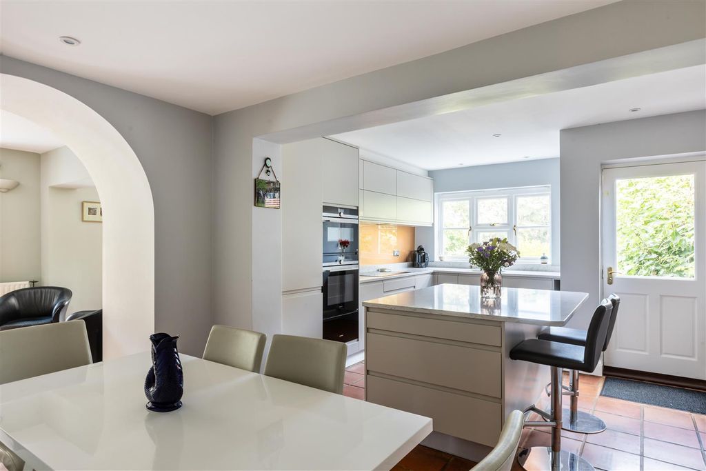 Property photo 2 of 27