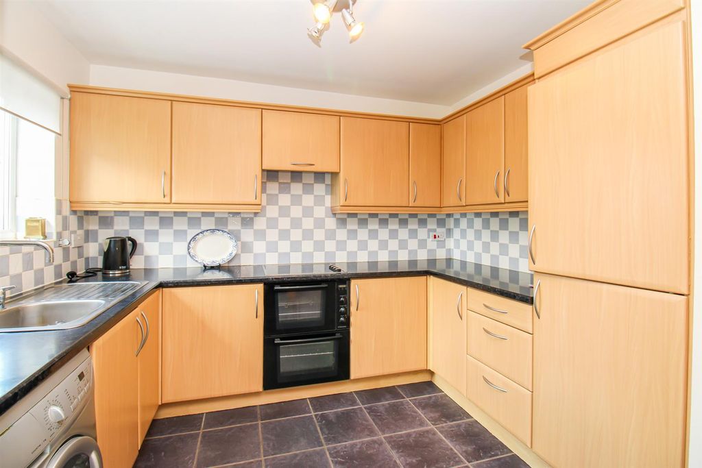 Property photo 3 of 12 Kitchen