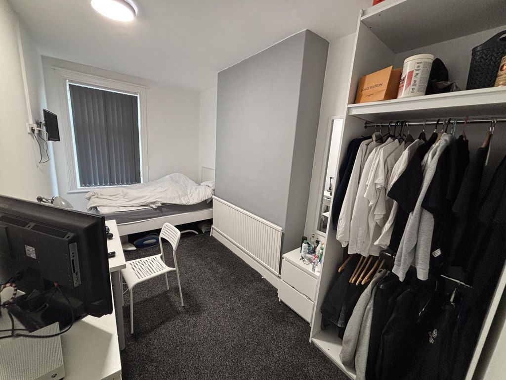 Property photo 2 of 17 A Neatly Maintained Single Bedroom Featuring A Bed...