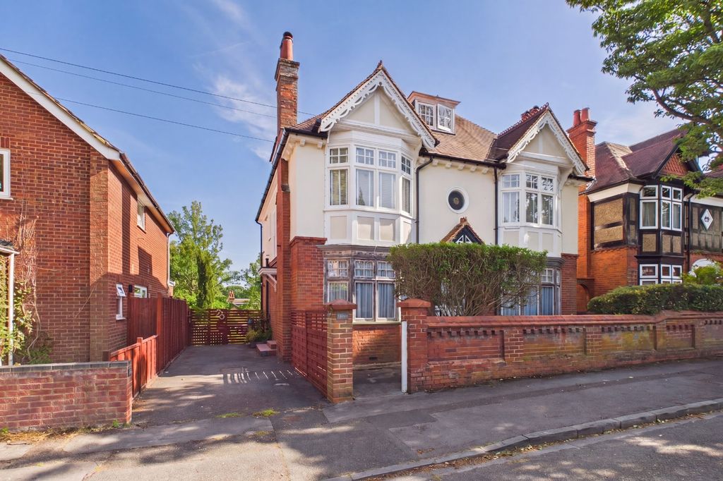 3 bed maisonette for saleLaburnham Road, Maidenhead, Berkshire SL6