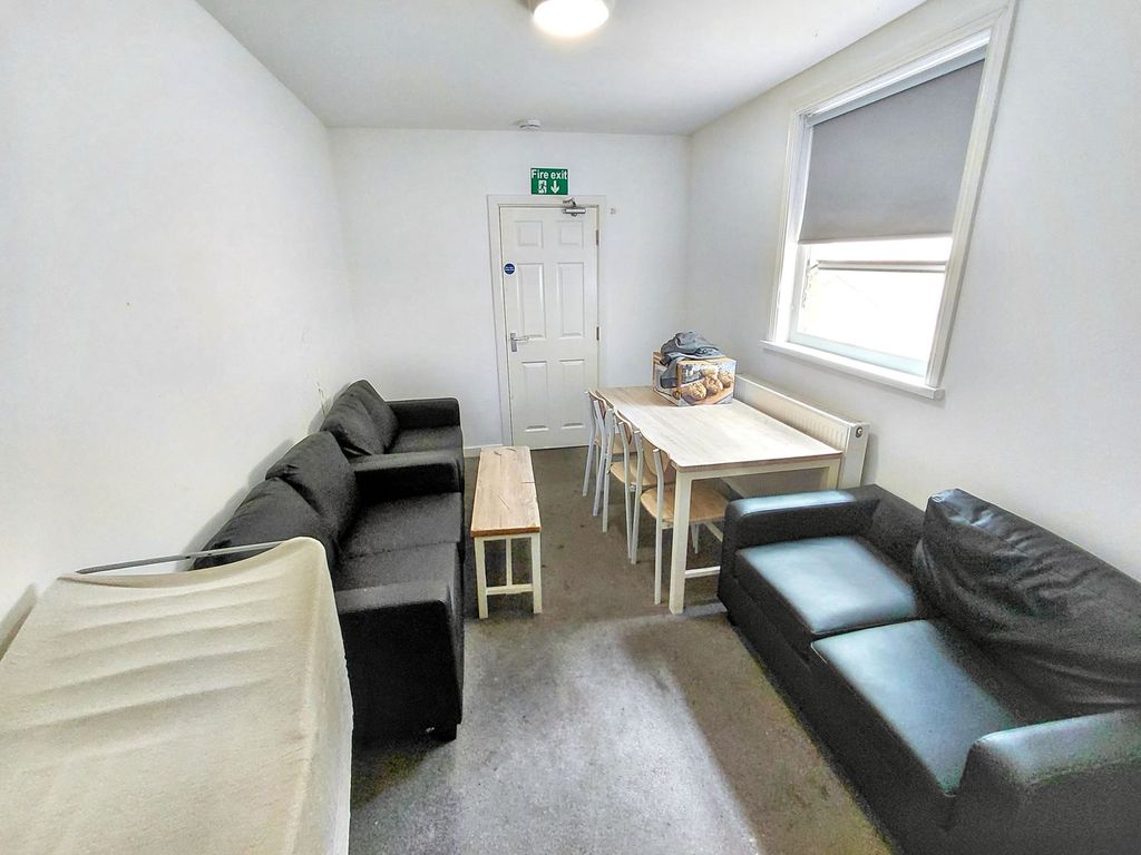 Property photo 2 of 17 Whti9568620260528092058_20260528-Interior-7-Dvlea25Waviffhxqjpg_Rbgg9.Jpg