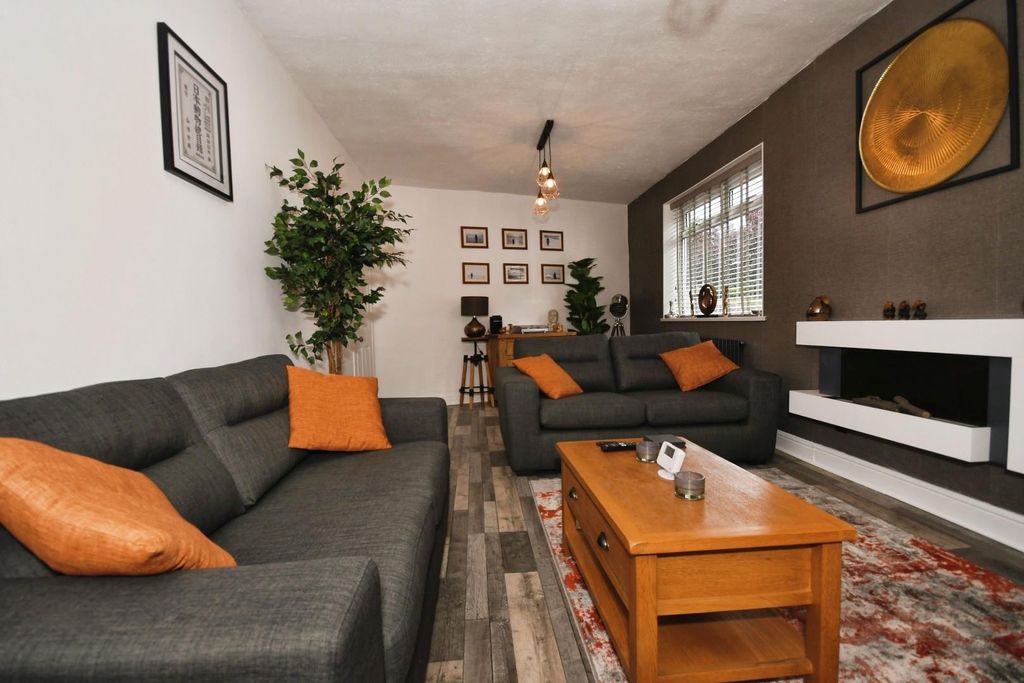 Property photo 3 of 17 Lounge 03.Jpg
