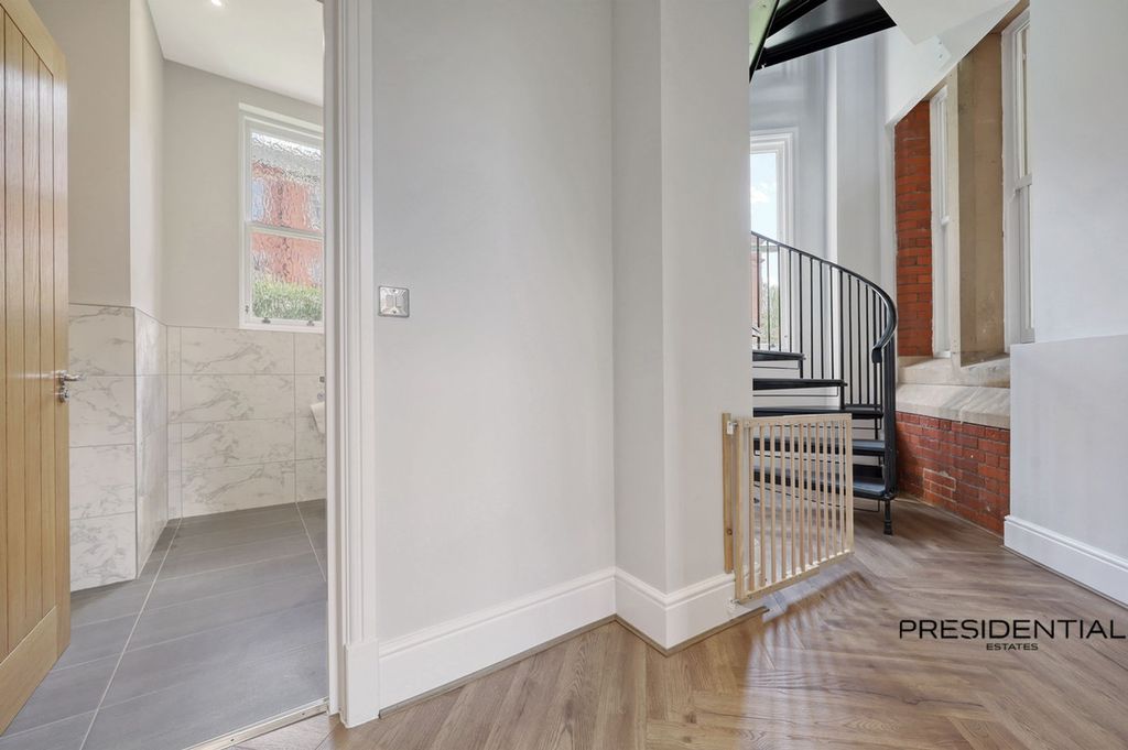 Property photo 3 of 34