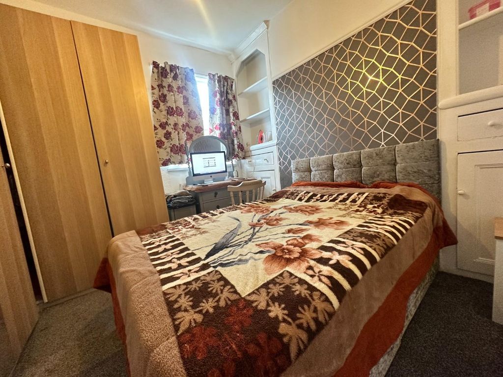 Property photo 3 of 5 Bedroom 2 Desborough.Jpeg