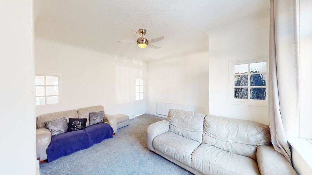 Property photo 3 of 13 Lounge