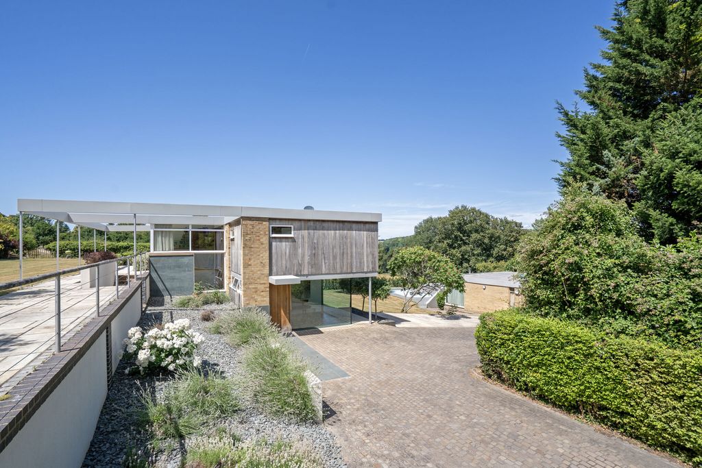 Property photo 2 of 32