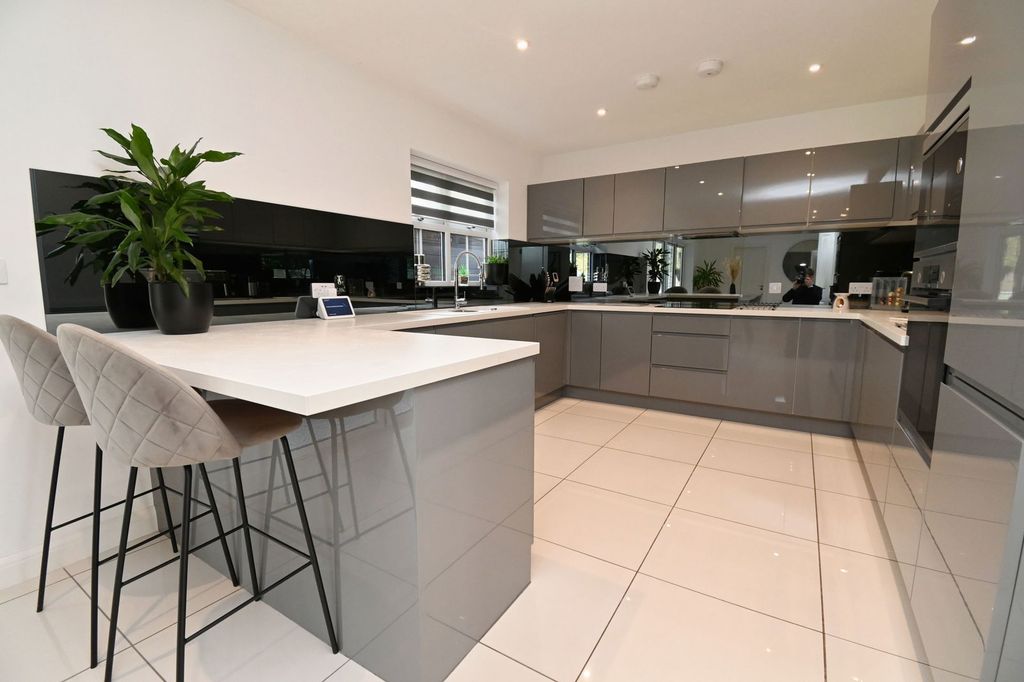 Property photo 1 of 28