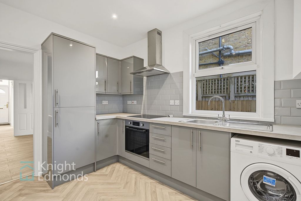 Property photo 3 of 18 Kitchen