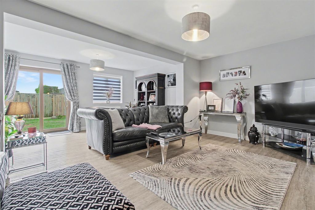 Property photo 3 of 25 Lounge