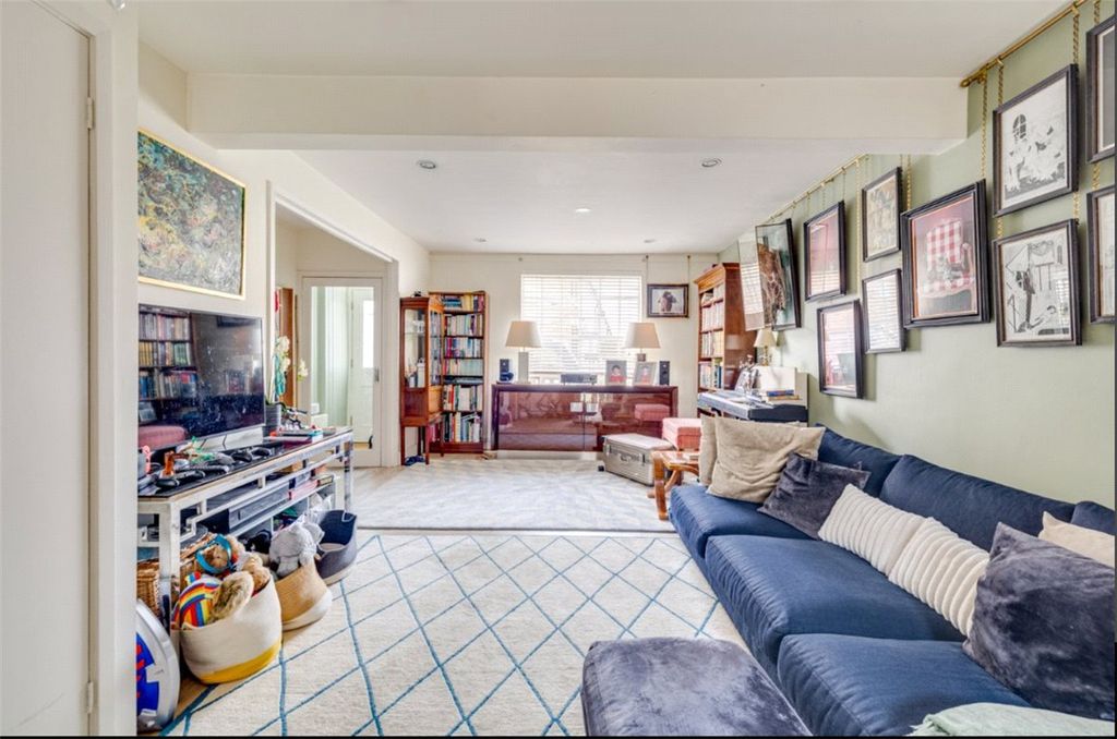 Property photo 1 of 16 Reception 3
