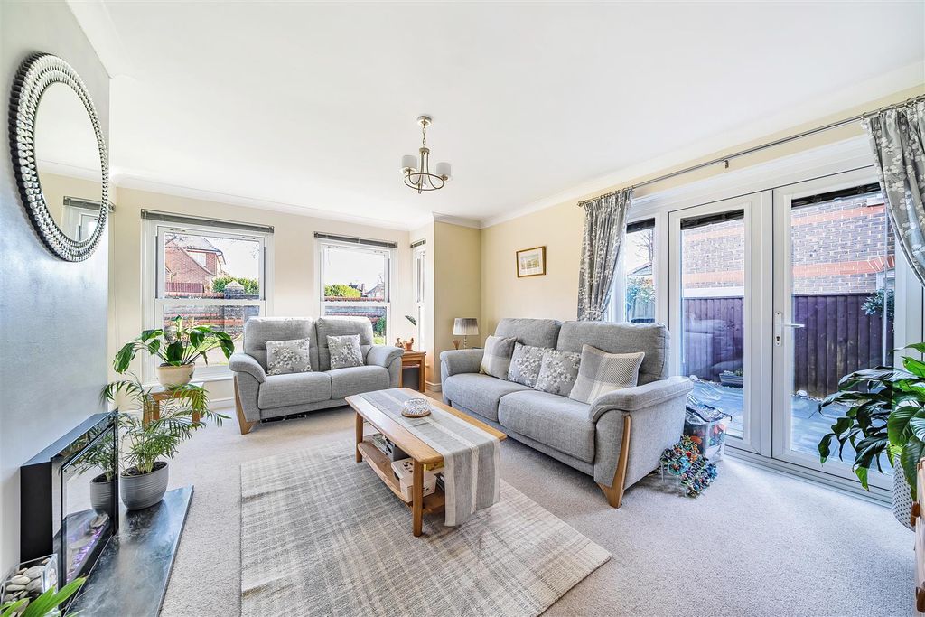 Property photo 2 of 18 Sitting Room