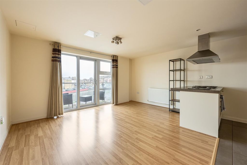 Property photo 2 of 21 Queen Mary Avenue, E18