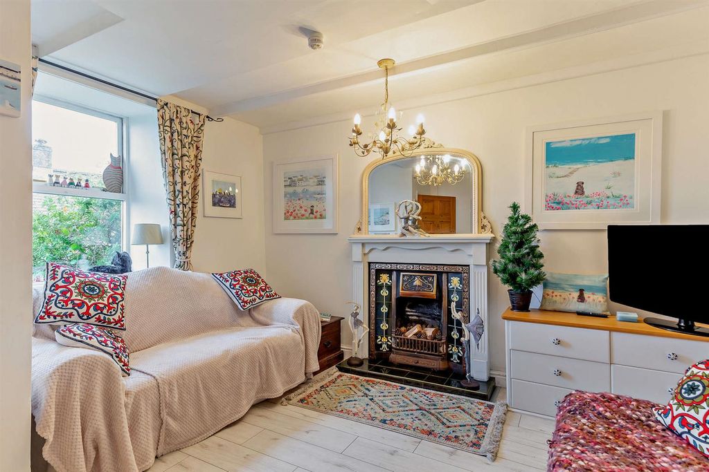 Property photo 2 of 12 8671212-Interior01-800.Jpg