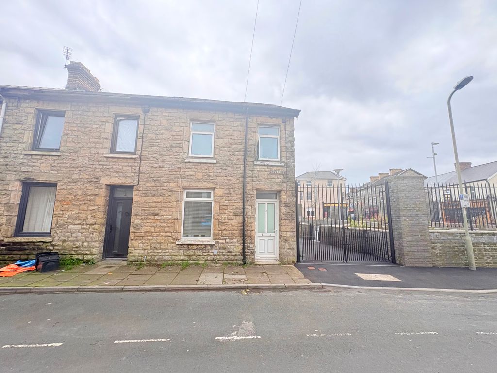 Property photo 2 of 18