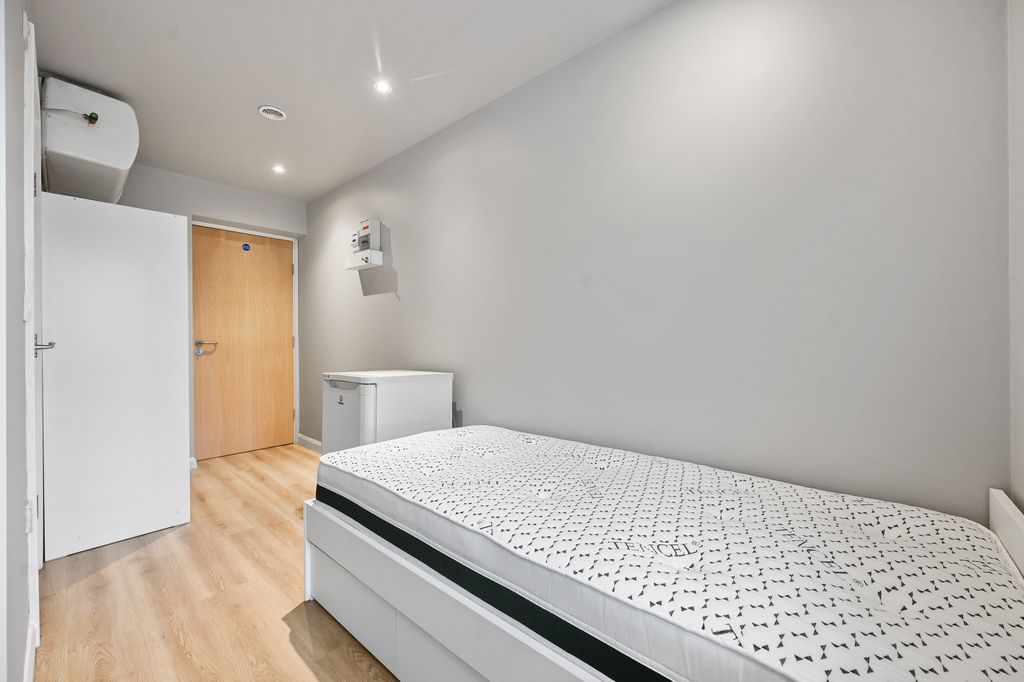 Property photo 3 of 10 Cs - Room 10, 30 Westland Road - C1 (1)