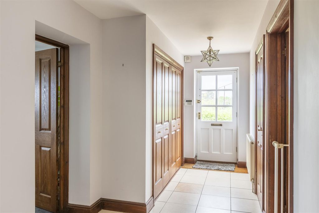 Property photo 3 of 33 Entrance Hall