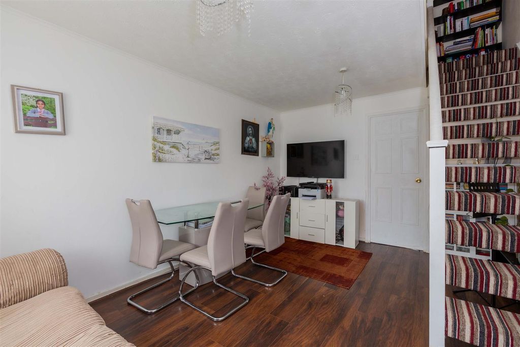 Property photo 2 of 11 3 Boulters Close Living Room 1.Jpeg