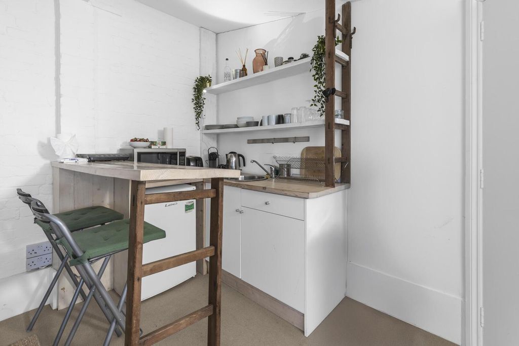 Property photo 3 of 10 Kitchen