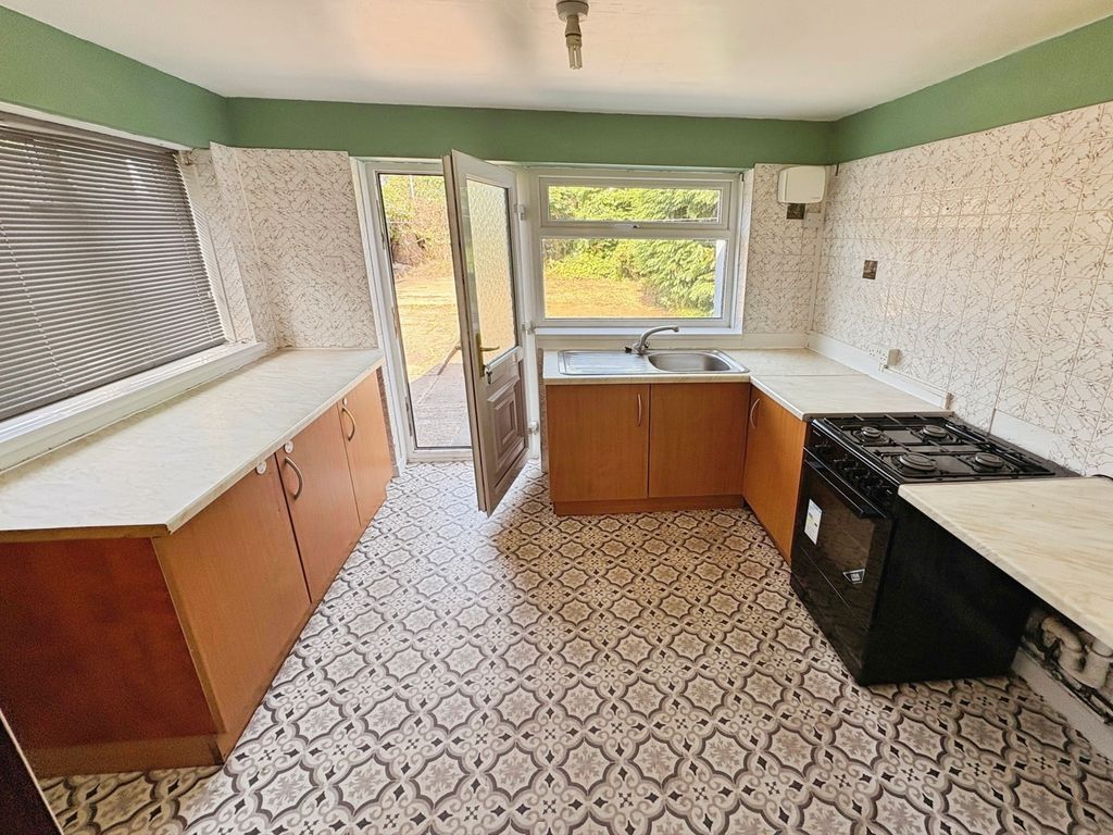 Property photo 3 of 8 Kitchen