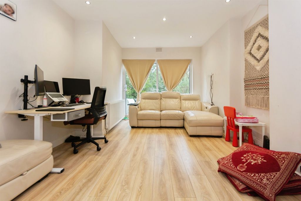 Property photo 2 of 18