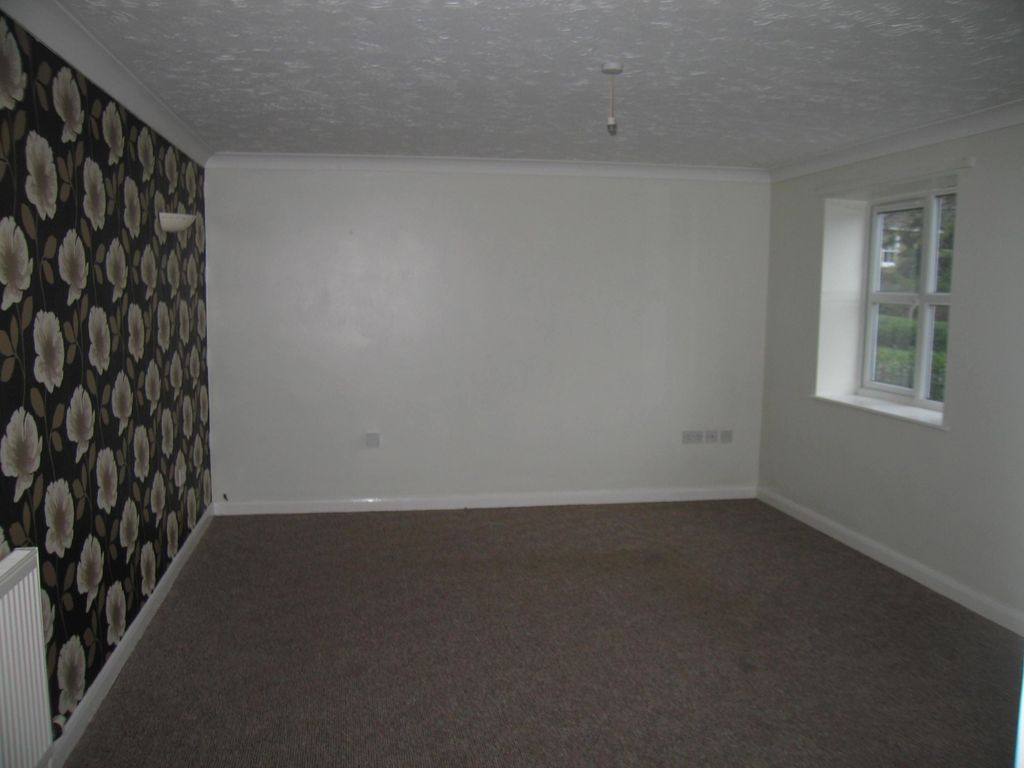 Property photo 3 of 5 Living Room