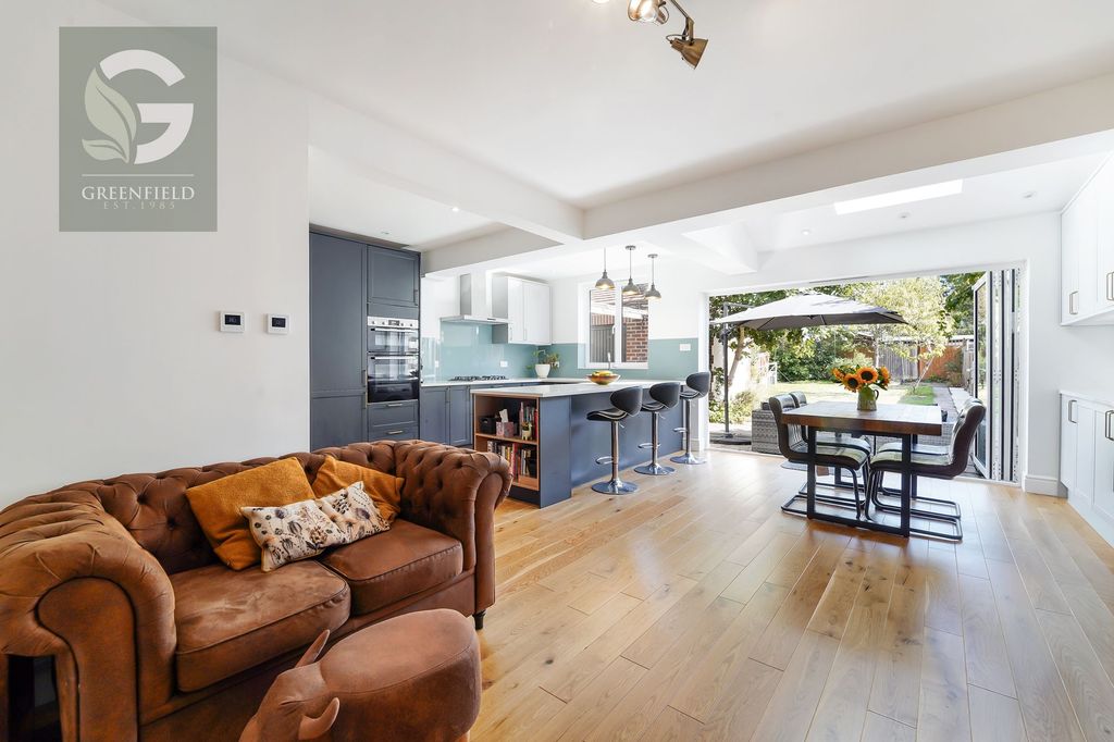 Property photo 2 of 16 Green Lanes, West Ewell, Epsom, Surrey, Kt19 9Uj