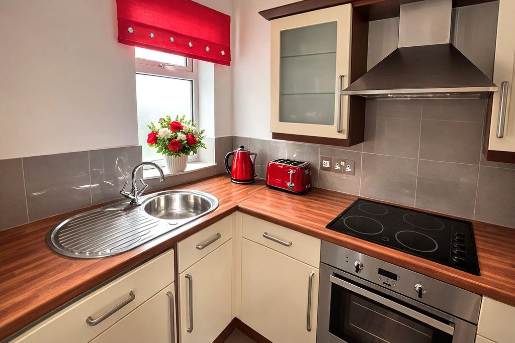 Property photo 3 of 19 Kitchen