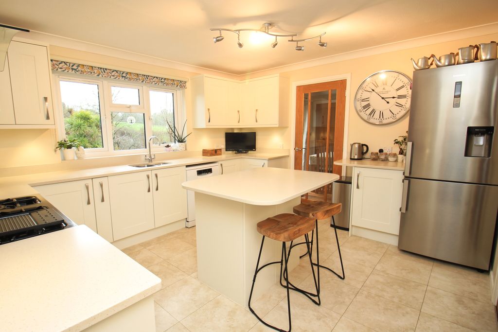 Property photo 3 of 25 Kitchen