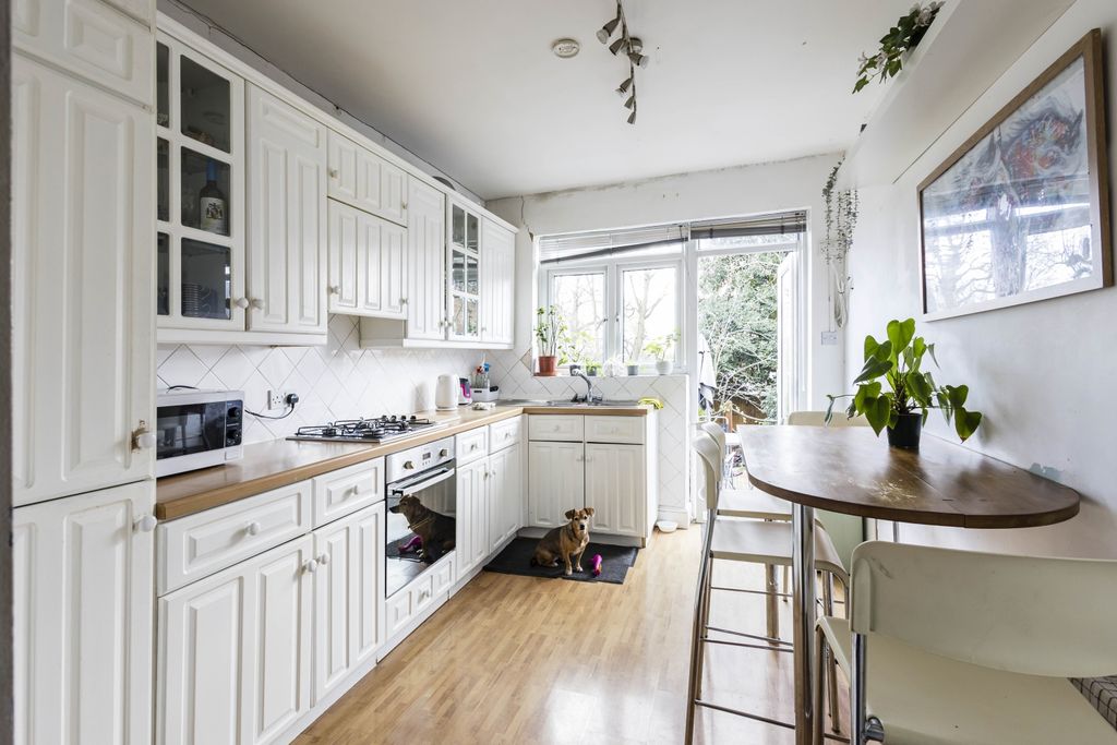 Property photo 2 of 7 1,66 Finchley Lane-2292