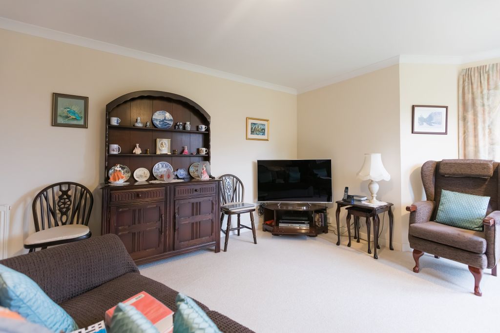 Property photo 3 of 16 Lounge