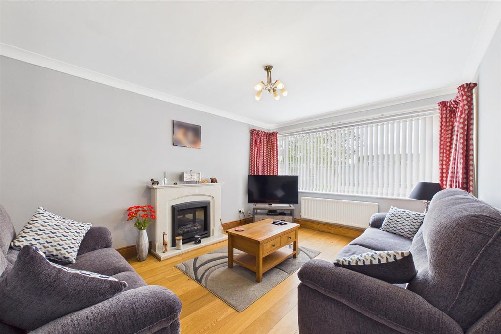 Property photo 2 of 11 Lounge