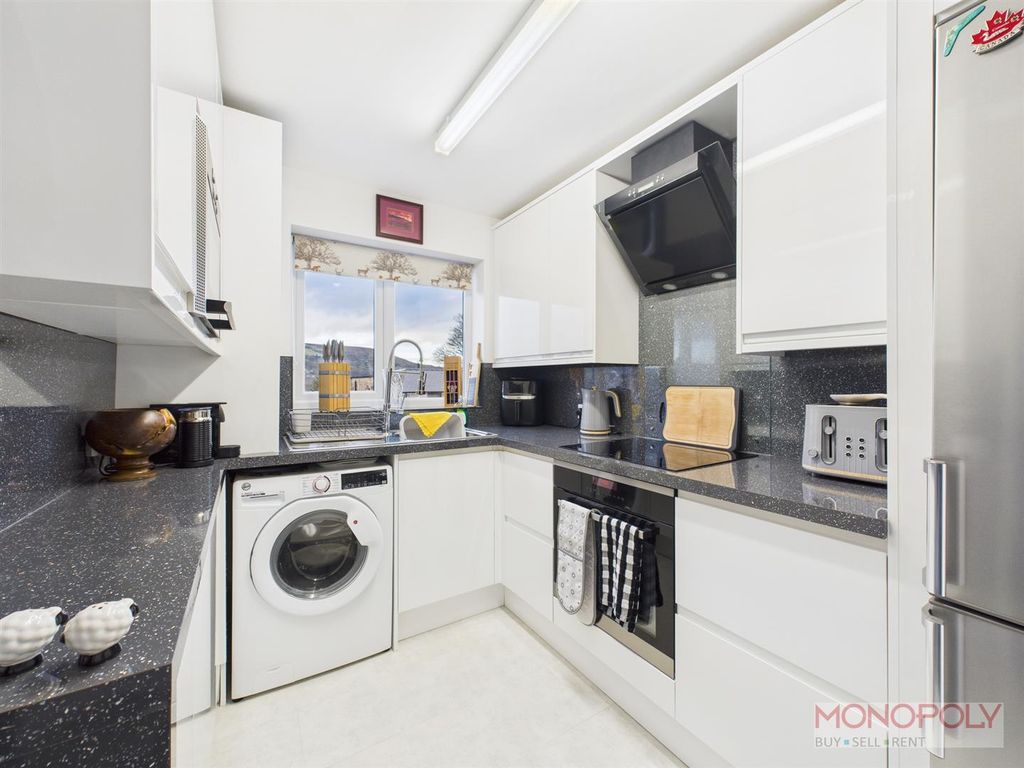 Property photo 3 of 9 Kitchen