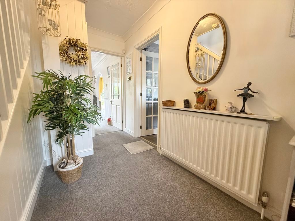 Property photo 2 of 23 Entrance Hall