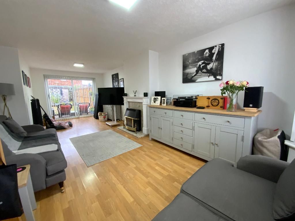 Property photo 3 of 17 Living Room 25'2 x 11'6