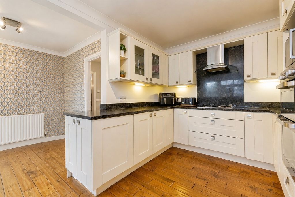 Property photo 3 of 25