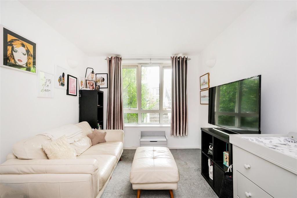 Property photo 3 of 13 6 Eton Court-5.Jpg