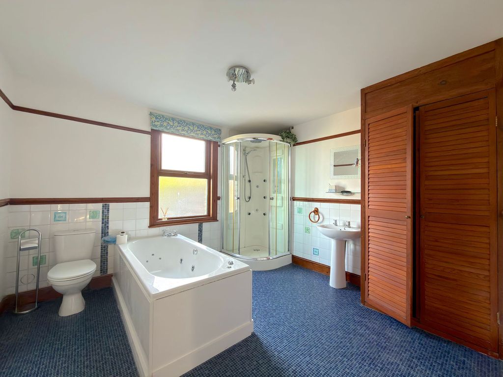 Property photo 3 of 25 Bathroom (1)