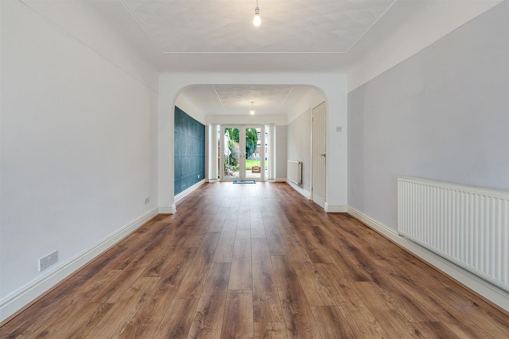 Property photo 3 of 25 14 Acacia Avenue-11.Jpg