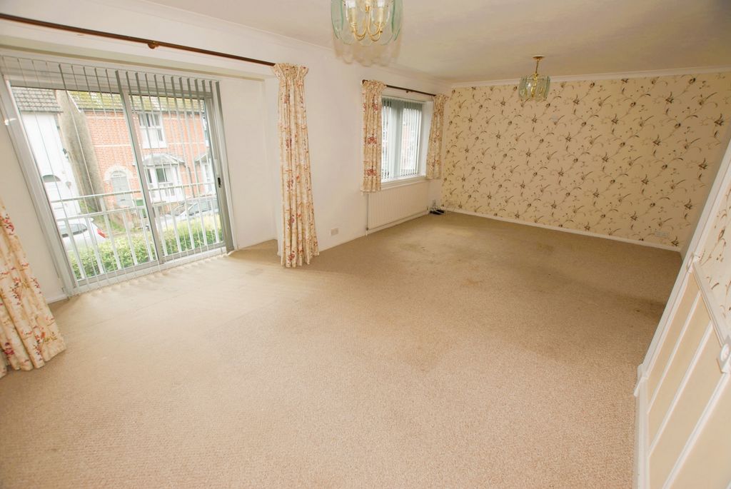 Property photo 3 of 10 Living Space
