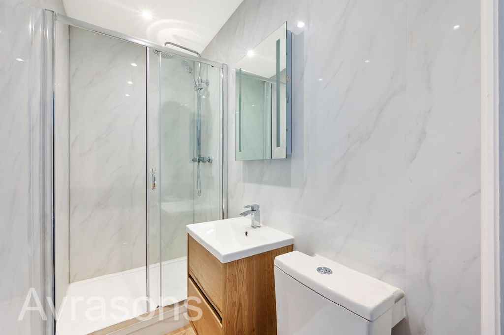 Property photo 1 of 10 Bathroom