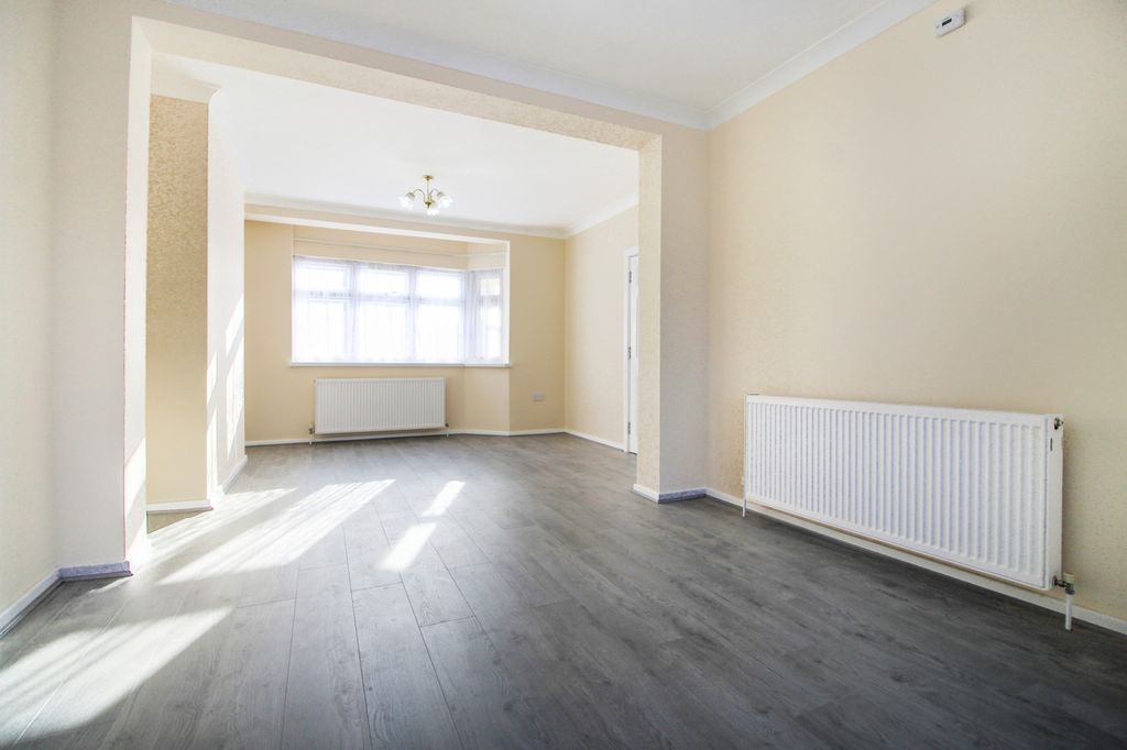 Property photo 3 of 17 Gallery