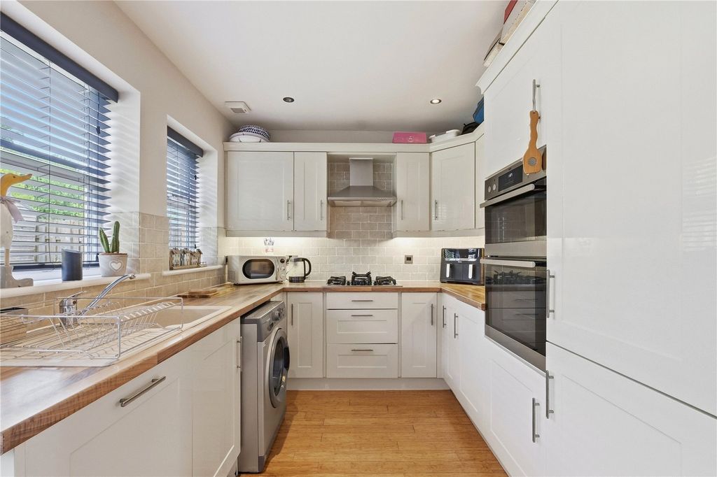 Property photo 3 of 32 Kitchen