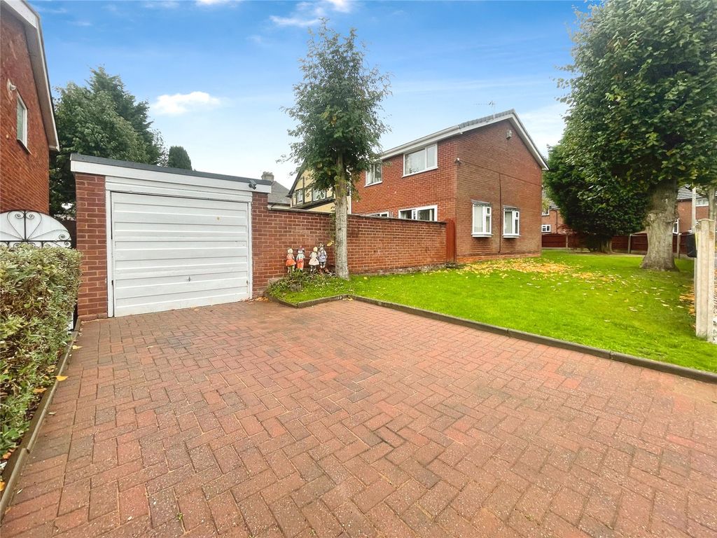 Property photo 2 of 17 Garage